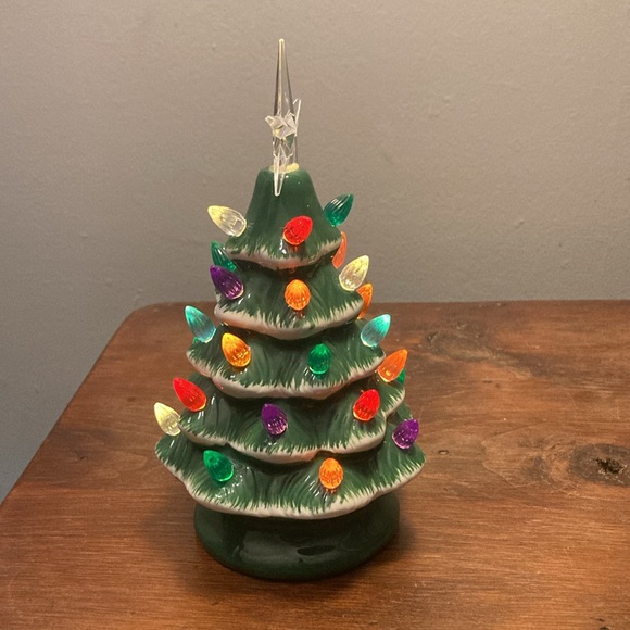 NWT 9” Green & White Snow- LED Light Up Ceramic Tree 🎄 Decoration w/ 30 Bulbs - Picture 7 of 17